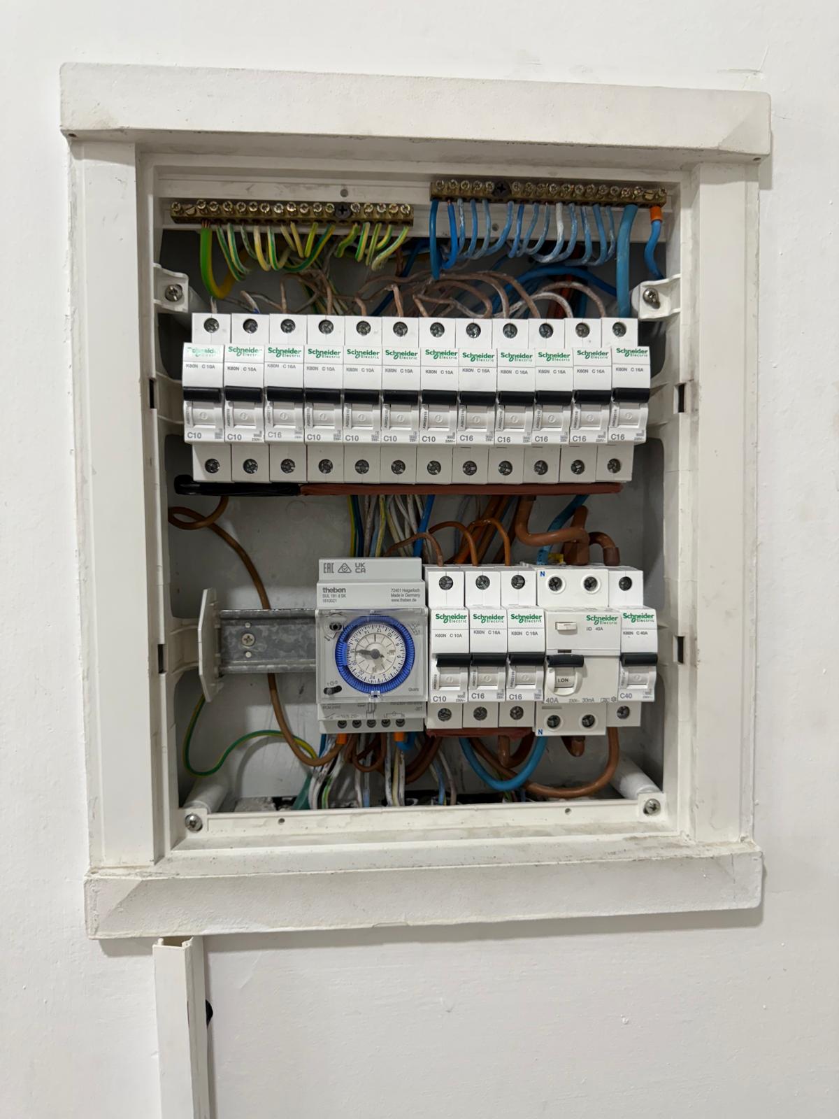 לוח מסודר עם חיווט נקי ומאמ"תים חדשים