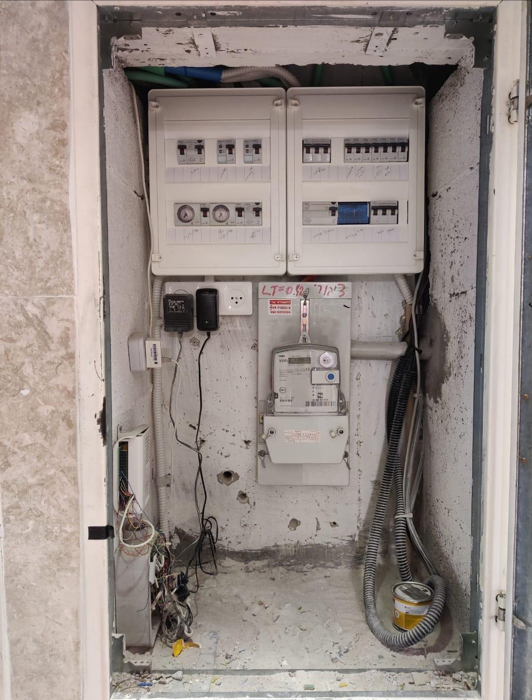 ארון מונה נקי ומסודר עם לוחות חדשים