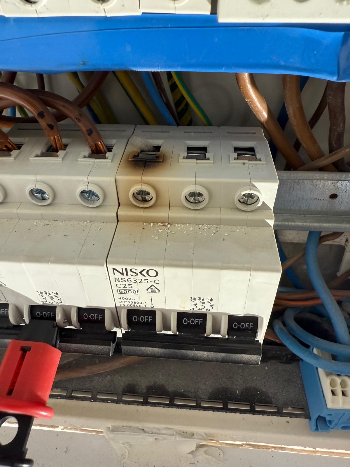 מפסק ראשי שנשרף ופגע גם בשני מפסקים סמוכים